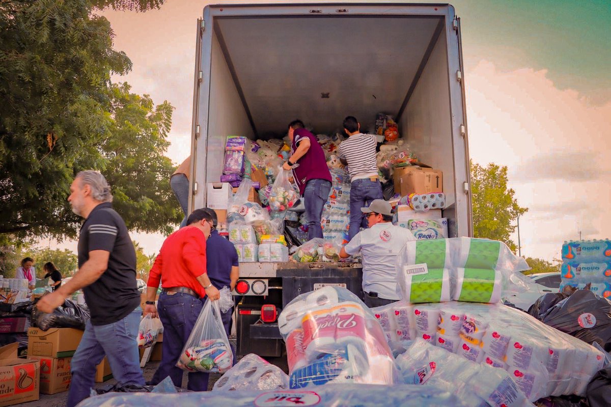Gracias a la solidaridad de las y los sinaloenses,las familias afectadas en distintas regiones del país recibirán 62 toneladas de ayuda: alimentos,agua, artículos de limpieza e higiene.
Reconozco con orgullo a las familias,instituciones, empresarias y empresarios que se sumaron.