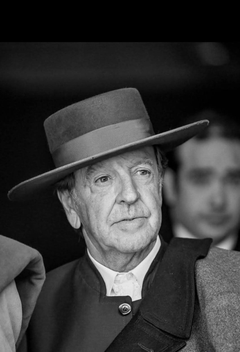 TORERÍA DE CURRO VÁZQUEZ. Que me disculpe el autor de esta foto que no está firmada. Pero es un monumento a la grandeza torera.