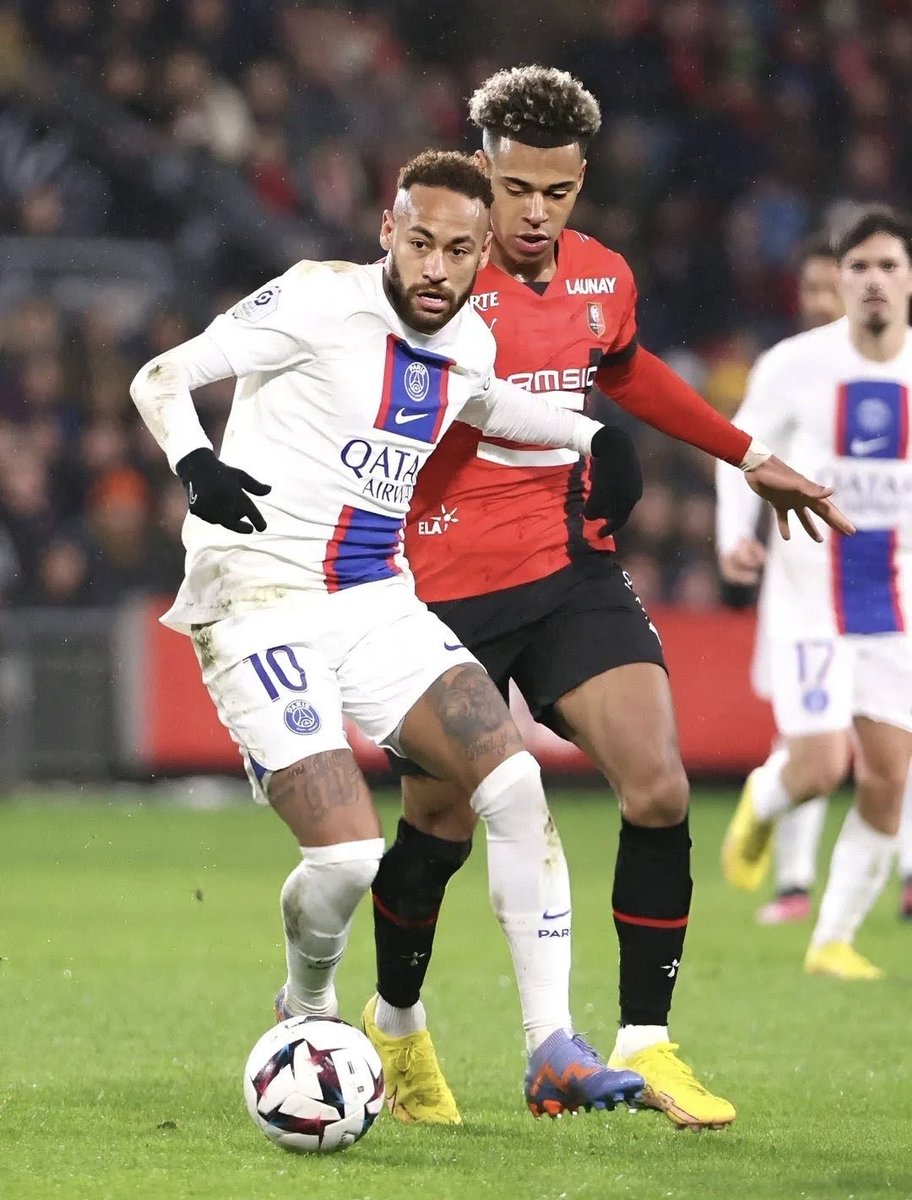 PARlSIEN's tweet photo. Dire que c’est le type en rouge qui a ramené la LDC à Paname en marquant un doublé en finale.

Si on nous avait dit ça à l’époque… 😂 https://t.co/neLbUo4ibc