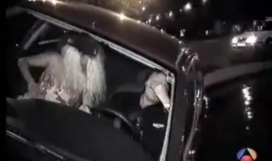 El directo de rosalia con la furgoneta luciendo el accidente de arlequin y loli alvarez en la cibeles #Rosalia