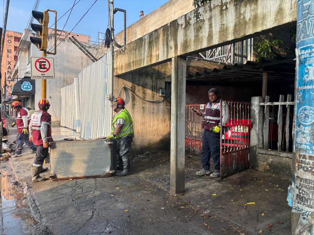 SGIRPC_CDMX's tweet photo. Para evitar enfermedades infecciosas que pongan en riesgo la salud de nuestros hermanos veracruzanos, realizamos el retiro de ropa y basura acumulada que se encuentra en Blvd. Adolfo Ruíz Cortines de Poza Rica.
Además, para optimizar los recursos, apoyamos a distintas dependencias locales y federales con maquinaria para realizar desazolve en el Fraccionamiento la Florida, El Palomito, Floresta y el Boulevard Adolfo Ruiz Cortínez; así como en calle Benito Juárez y Pozos 174 de la colonia Morelos.
Personal de @SOBSECDMX, @SEGIAGUA y @SGIRPC_CDMX refrendamos nuestro compromiso de solidaridad y apoyo total al estado de Veracruz.
#CapitalDeLaTransformación
#LaPrevenciónEsNuestraFuerza