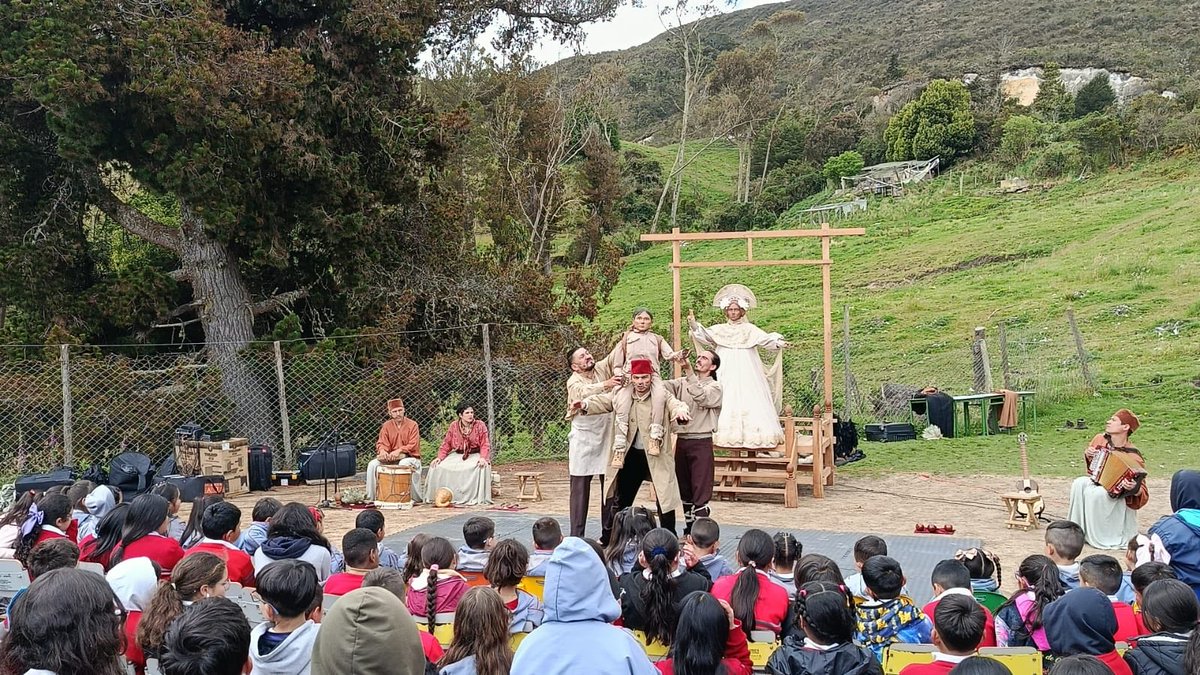 BibloRedBogota's tweet photo. Hoy la Biblioteca Pública La Peña llegó al Colegio El Verjón (IED), donde el paisaje se volvió escenario.
Entre el frío, las montañas y las risas, niñas y niños disfrutaron de LOBO, una obra que trajo el teatro a la altura de los cerros.
Una articulación entre IDARTES, Los Animistas y BibloRed, que nos recuerda que la cultura también florece en la montaña. 🌿🎭