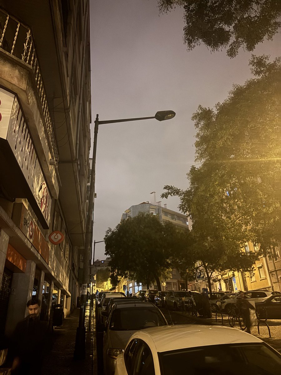 Lisboa, 2 postes de iluminação seguidos desligados (há algum tempo)