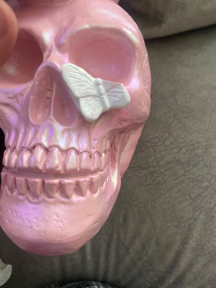 amz1986's tweet photo. @Georgeatasda failed to deliver the first ones I ordered,so had to refund them, so reordered in pink as the white were out of stock for next day delivery again, my daughter needs these for college for tomorrow night for her theme night. This is how they arrived :( 3 of 4 damaged. https://t.co/XqfgKbqL4R
