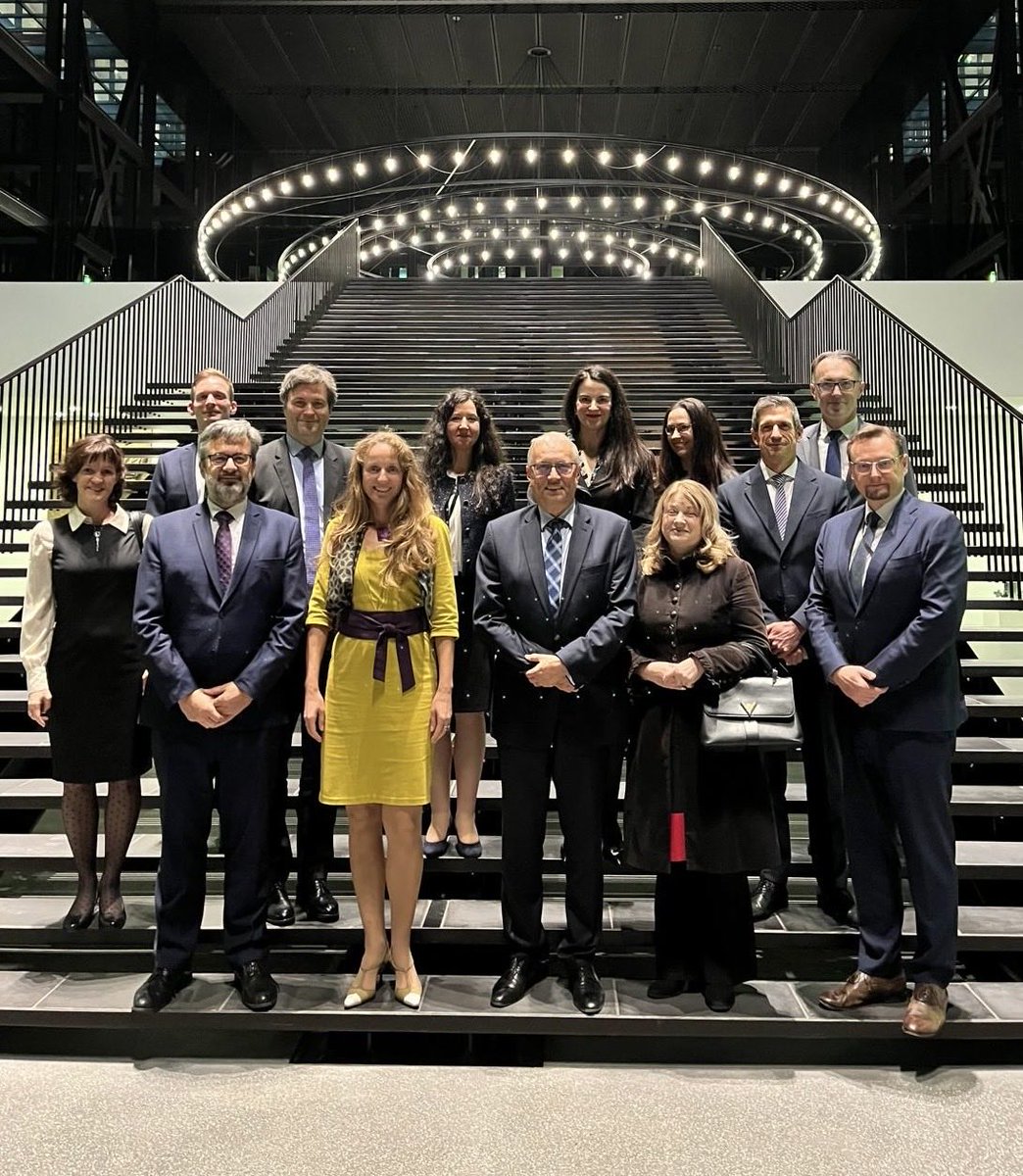 Ministr <a href="/_MartinDvorak/">Martin Dvořák 🌈</a> společně s velvyslancem <a href="/VladimirBaertl/">Vladimír Bärtl</a> a bilaterální velvyslankyní 🇨🇿 v 🇱🇺 dnes odpoledne v Lucemburku navštívili 🇨🇿 soudce v <a href="/EUCourtPress/">EU Court of Justice</a>, kde vedli mj. diskuzi s předsedou Soudu Koenem Lanaertsem o nutnosti vyváženého zastoupení všech zástupců členských