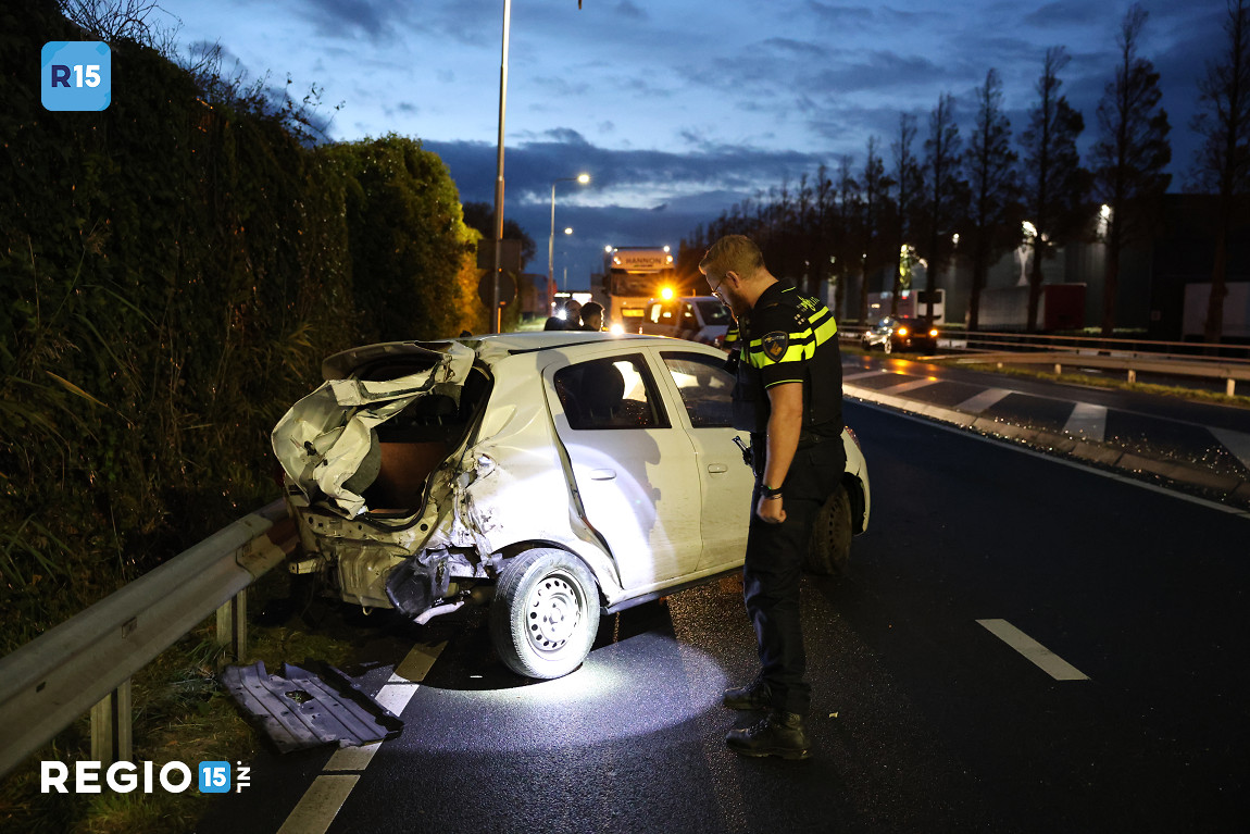 Auto slipt en ramt lantaarnpaal