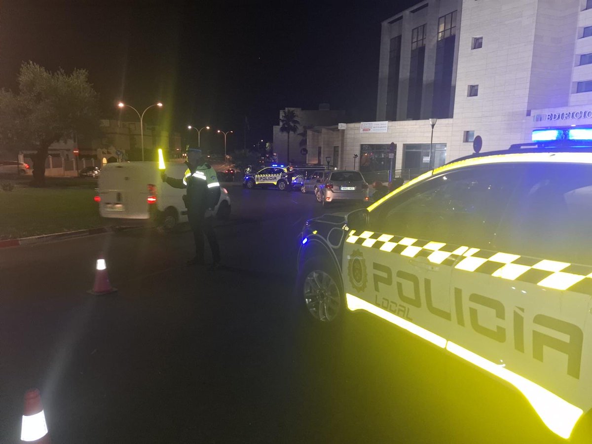 🚔 La Policía Local de Tomares incrementa los controles de inspección de documentación de conductores y vehículos en la Glorieta Fernando Quiñones.  

#Tomares #PolicíaLocal #SeguridadVial