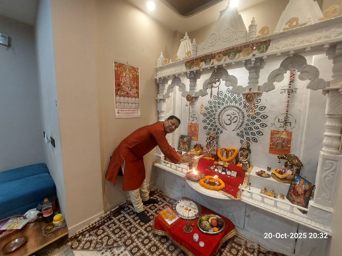 mohit4agarwal's tweet photo. 🛕🏮🪔 शुभ दीपावली 🪔🏮🛕

महालक्ष्मी नमस्तुभ्यम, नमस्तुभ्यम सुरेश्वरी।
हरि प्रिये नमस्तुभ्यम, नमस्तुभ्यम दयानिधे।।
माँ की कृपा हमेशा आप सभी पे बनी रहे।
आपके परिवार में धन-धान्य, हर्ष-उल्लाहस्, सुख-समृद्धि हमेशा जगमगाती रहे। ऐसी मंगल कामनाओं के साथ आपको हार्दिक शुभकामनायें। https://t.co/JMw5ItRCQ7