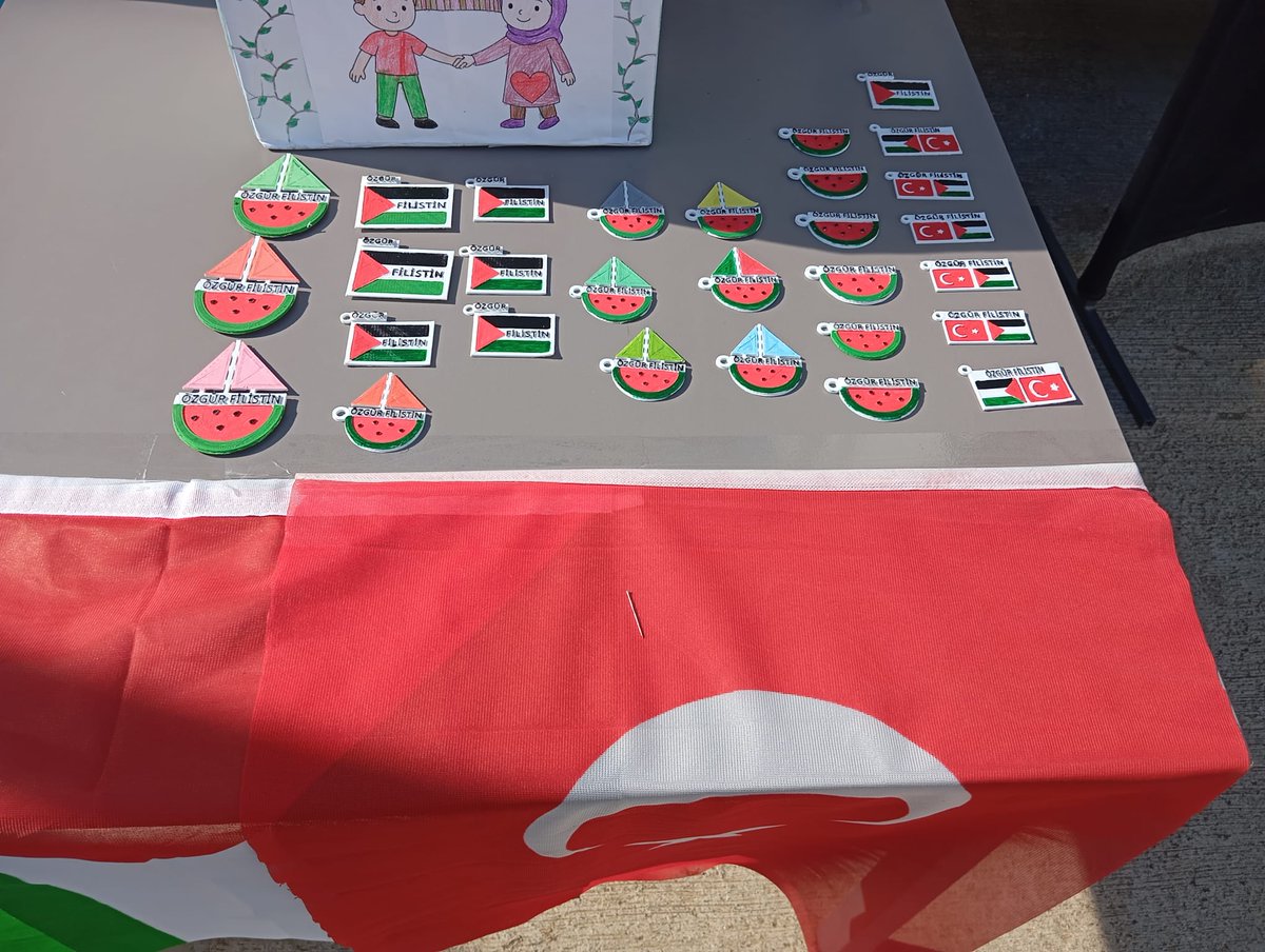 Öğrencilerimiz yapmış olduğu hediyelik eşyaları satarak elde ettikleri geliri Gazze'ye bağışladılar.🍉ÖZGÜR FİLİSTİN🍉