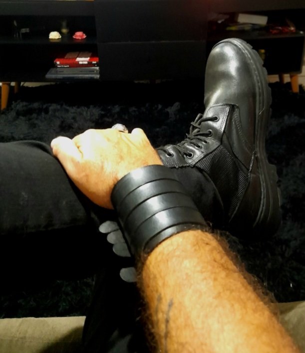 Sua língua 
Minha bota 
Tá esperando o que?
#botas #fetiche #fetichebrazil #feetmale #feetfetısh #podolatria