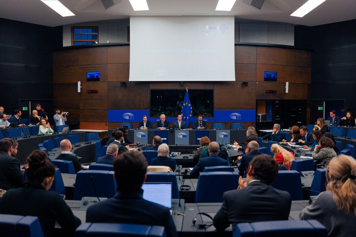 J_Bardella's tweet photo. Nous réunissons ce soir à Strasbourg la délégation RN au Parlement européen.

Nous alertons sur le budget 2026 de l’UE : 193 milliards d’euros, auxquels la France va devoir contribuer à hauteur de 29 milliards. Soit une hausse de 6 milliards d’euros, au moment même où on explique aux Français qu’ils doivent se serrer la ceinture…

Une hausse de la contribution de la France pour obtenir, en retour, la poursuite de l’écologie punitive, la ruine de nos agriculteurs, toujours plus de bureaucratie européenne et de fardeau normatif, un chantage sur notre système de retraites et une immigration incontrôlée.

Nous déposerons des dizaines d’amendements pour défendre les intérêts des Français, et nous rejetterons ce budget européen, qui signe la fuite en avant de la Commission von der Leyen et de l’Europe de Macron.