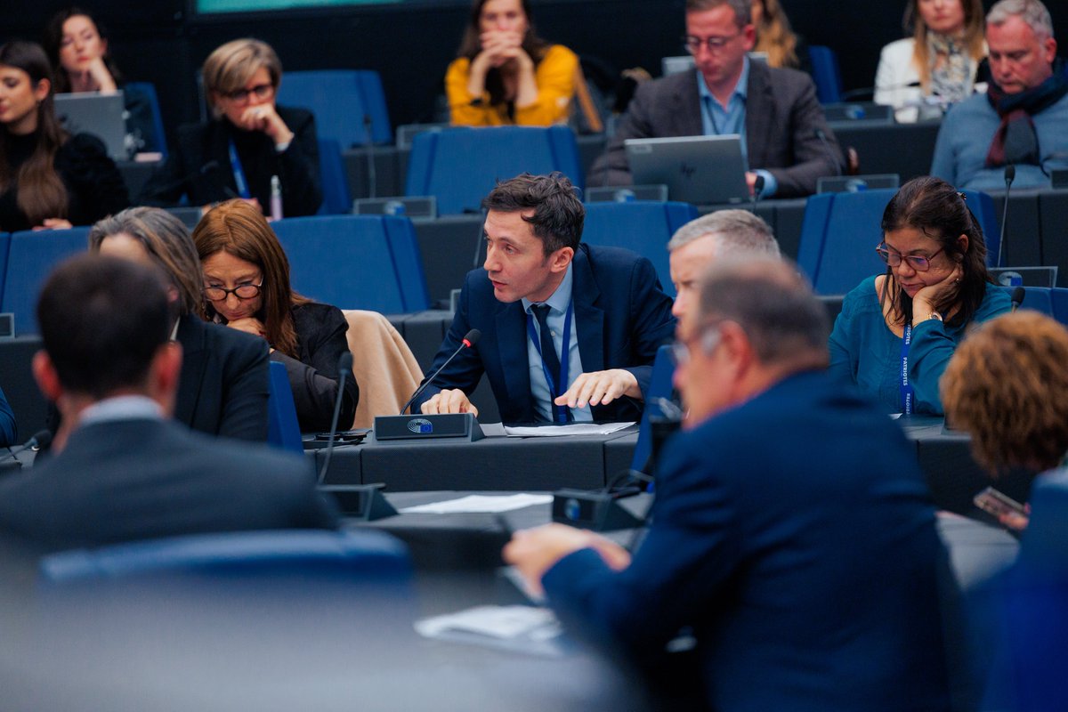 J_Bardella's tweet photo. Nous réunissons ce soir à Strasbourg la délégation RN au Parlement européen.

Nous alertons sur le budget 2026 de l’UE : 193 milliards d’euros, auxquels la France va devoir contribuer à hauteur de 29 milliards. Soit une hausse de 6 milliards d’euros, au moment même où on explique aux Français qu’ils doivent se serrer la ceinture…

Une hausse de la contribution de la France pour obtenir, en retour, la poursuite de l’écologie punitive, la ruine de nos agriculteurs, toujours plus de bureaucratie européenne et de fardeau normatif, un chantage sur notre système de retraites et une immigration incontrôlée.

Nous déposerons des dizaines d’amendements pour défendre les intérêts des Français, et nous rejetterons ce budget européen, qui signe la fuite en avant de la Commission von der Leyen et de l’Europe de Macron.