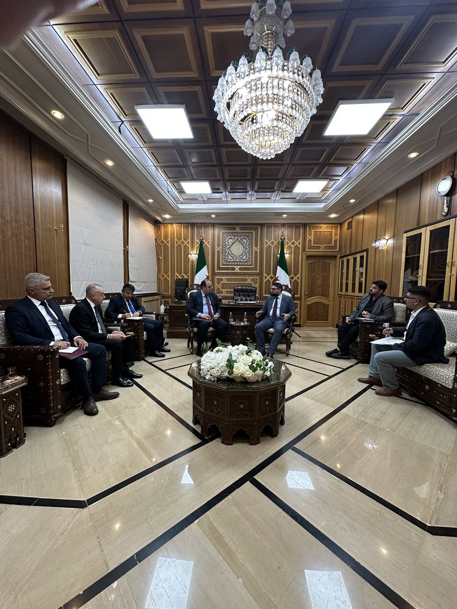 عقد الوفد برئاسة السيد أميل سفروف، مدير الادارة القنصلية لدى وزارة خارجية جمهورية أذربيجان أثناء زيارته إلى دمشق لقاءً مثمراً مع معالي مظهر عبد الرحمن الويس، وزير العدل في الجمهورية العربية السورية، حيث استعرض الطرفان سبل التعاون الممكن في مجال العدل والقضاء بين البلدين الصديقين.