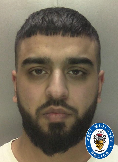 Mohamed Kasim entró en la vivienda de una mujer en Birmingham en junio de 2023, la violó, la torturó durante horas, le vertió lejía en los ojos y en la boca, la obligó a ingerir alimentos y heces de gato y le quemó el pelo. 

¿Su pena de prisión? 15 míseros años junto a su