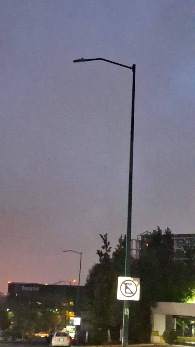 cuida_laciudad's tweet photo. Urge la reparación y rehabilitación del alumbrado público en Calle Nápoles Gándara y Av. Roberto Medellín, la falta de iluminación representa un riesgo de seguridad para peatones y automovilistas. @AlcaldiaAO @locatel_mx @_AOdigital https://t.co/CZWlZgB37Y