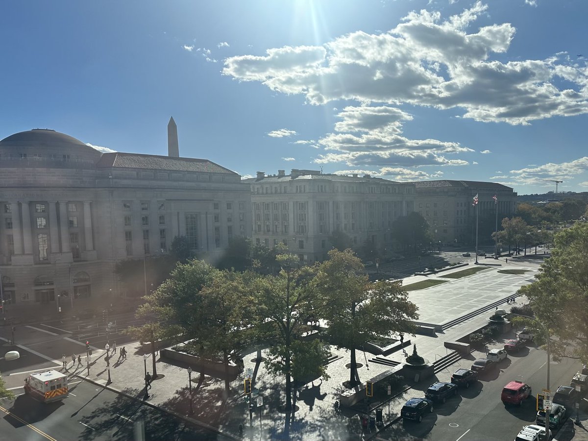 Beautiful autumn day in Washington today. And here’s the view from my ⁦<a href="/CooleyLLP/">Cooley LLP</a>⁩ office overlooking Freedom Plaza - Washington Monument and all.
