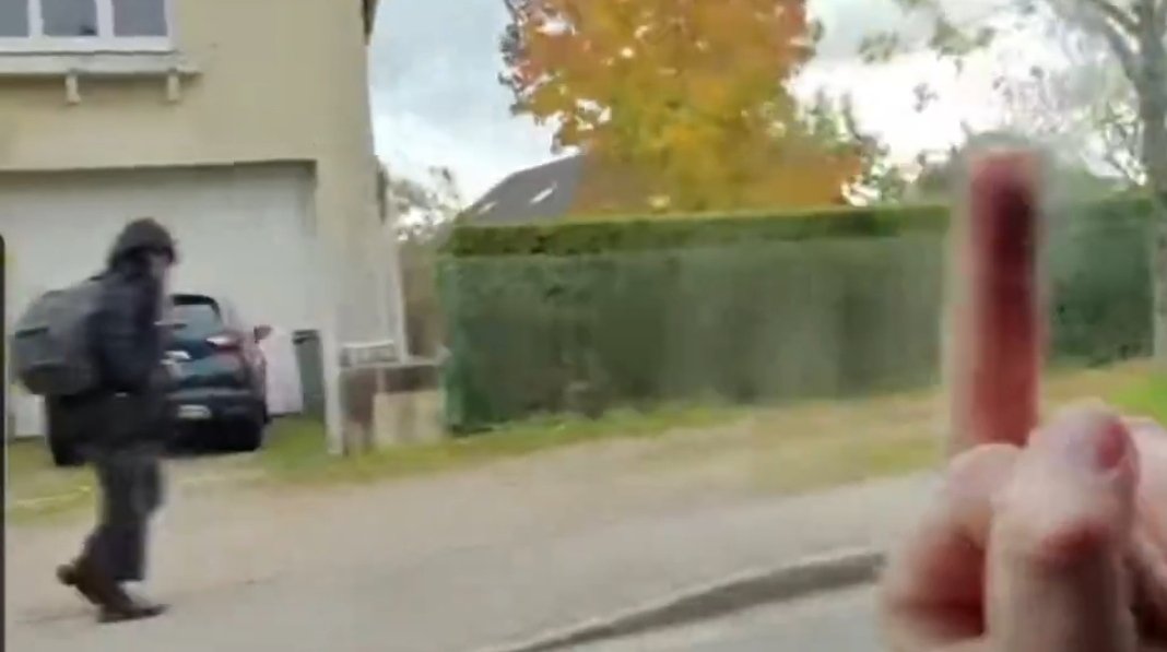 krogall's tweet image. Pauvre Li, avoir son père qui lui fait des doigts qd il la croise au lieu de lui souhaiter une bonne journée, et en + il se marre, bjr les traumas des enfants 🤦🏻‍♀️ Et elle porte un pantalon trop court, mal taillé et des chaussures qui ressemblent à des vieux souliers #adrienytb