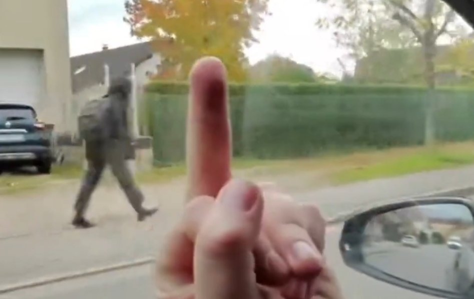 krogall's tweet image. Pauvre Li, avoir son père qui lui fait des doigts qd il la croise au lieu de lui souhaiter une bonne journée, et en + il se marre, bjr les traumas des enfants 🤦🏻‍♀️ Et elle porte un pantalon trop court, mal taillé et des chaussures qui ressemblent à des vieux souliers #adrienytb