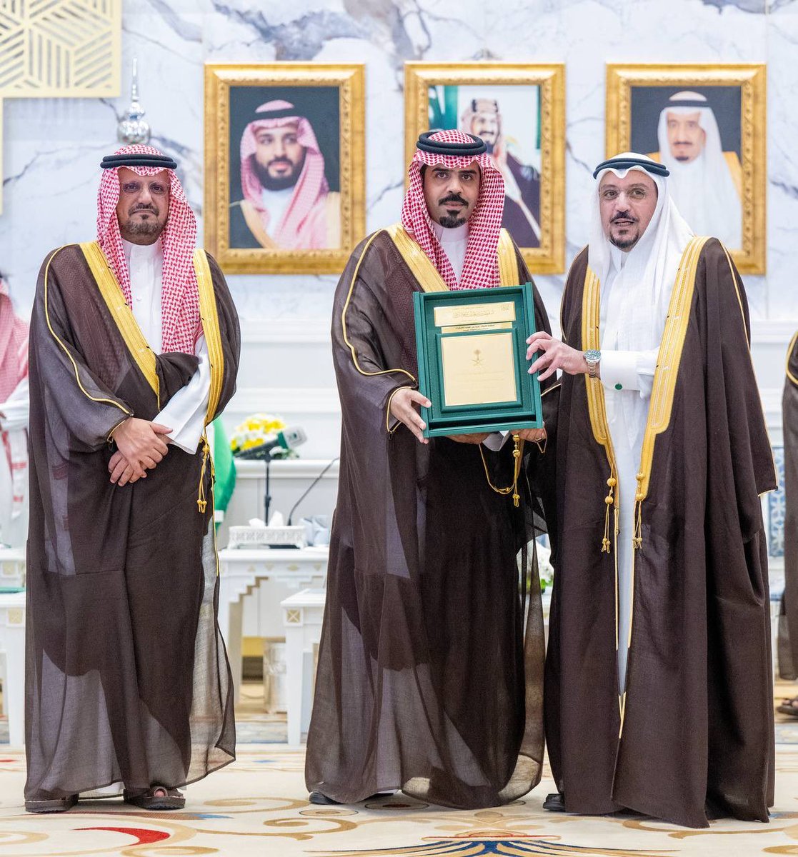 اشاد سموه بإسهاماته الفاعلة في دعم الحلول وتذليل التحديات بما يعزز استمرار المشاريع التنموية بالمنطقة ويسهم في نمو القطاع الخاص..

سمو #أمير_منطقة_القصيم  يكرم المستشار بإمارة منطقة القصيم الأستاذ نزار الحركان تقديرًا لجهوده المتميزة في متابعة أعمال لجنة مشاريع القطاع الخاص
