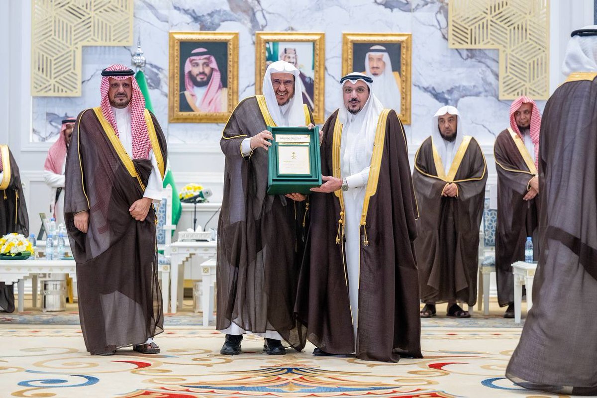 قدّر سموه متابعته المستمرة لضمان إنجاز المشاريع الحكومية بكفاءة عالية ومنع تعثرها، تحقيقًا لأهداف التنمية بالمنطقة..

سمو #أمير_منطقة_القصيم  يكرم رئيس اللجنة الدائمة لمتابعة المشاريع الحكومية المهندس عبدالرحمن العرفج، تقديرًا لجهوده المخلصة في أعمال اللجنة.