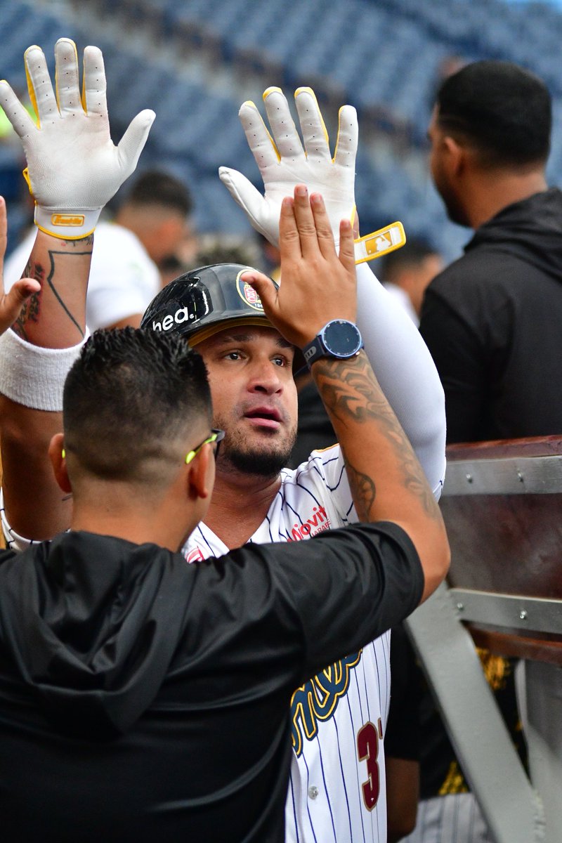EdicionFinal's tweet image. #lvbp | Leones derrotó @leones_cbbc por segundo día a Caribes de Anzoátegui @caribesanz en el Estadio Monumental Simón Bolívar.

Fotografía | @fernandoioduber 

#edicionfinal #beisbol #leonesdelcaracas #caracas #venezuela