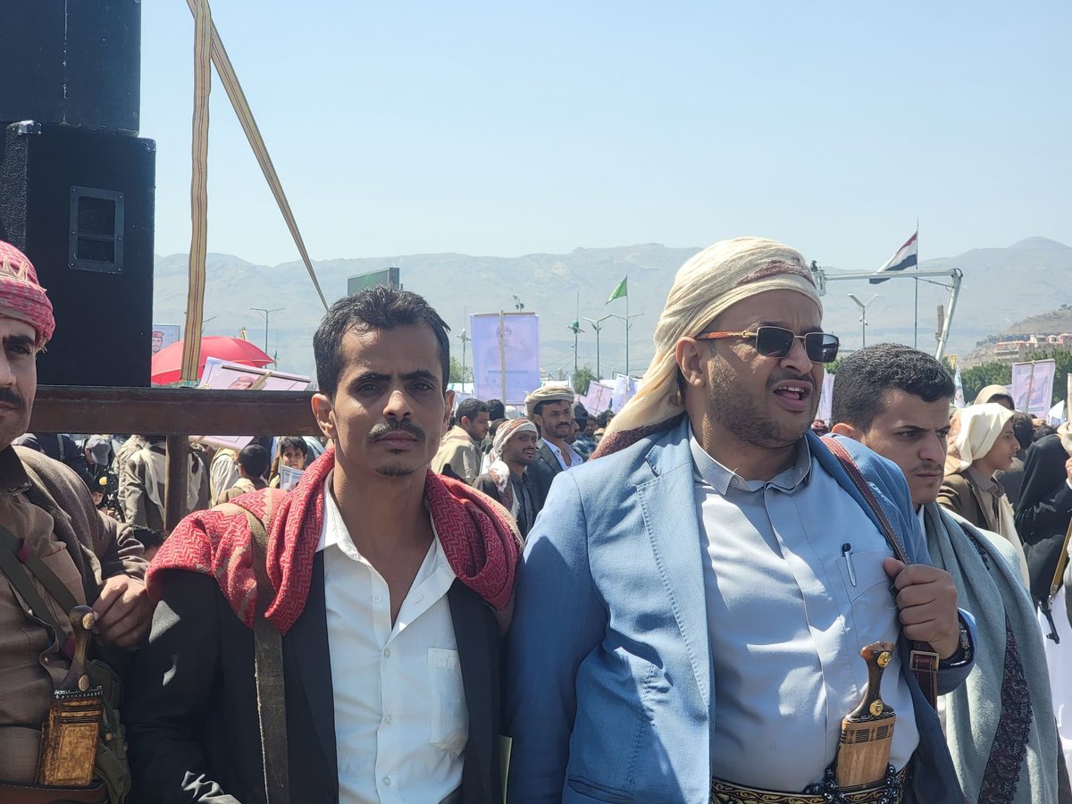 ahmadmosawa's tweet photo. مراسم تشييع الشهيد الفريق الركن المجاهد محمد عبدالكريم الغماري في العاصمة #صنعاء
مشاركة شعبية واسعة عكست مستوى التلاحم الشعبي مع رجال الرجال بالقوات المسلحة اليمنية في مختلف المواقع العسكرية والمرحل يؤكد الشعب اليمني العظيم مدى حبه ووفاءه لتضحيات رجاله العظماء.
فسلام الله على اليمن قيادة وشعباً والايمان يمان والحكمة يمانية

#رجل_العطاء
#شهداؤنا_عظماؤنا