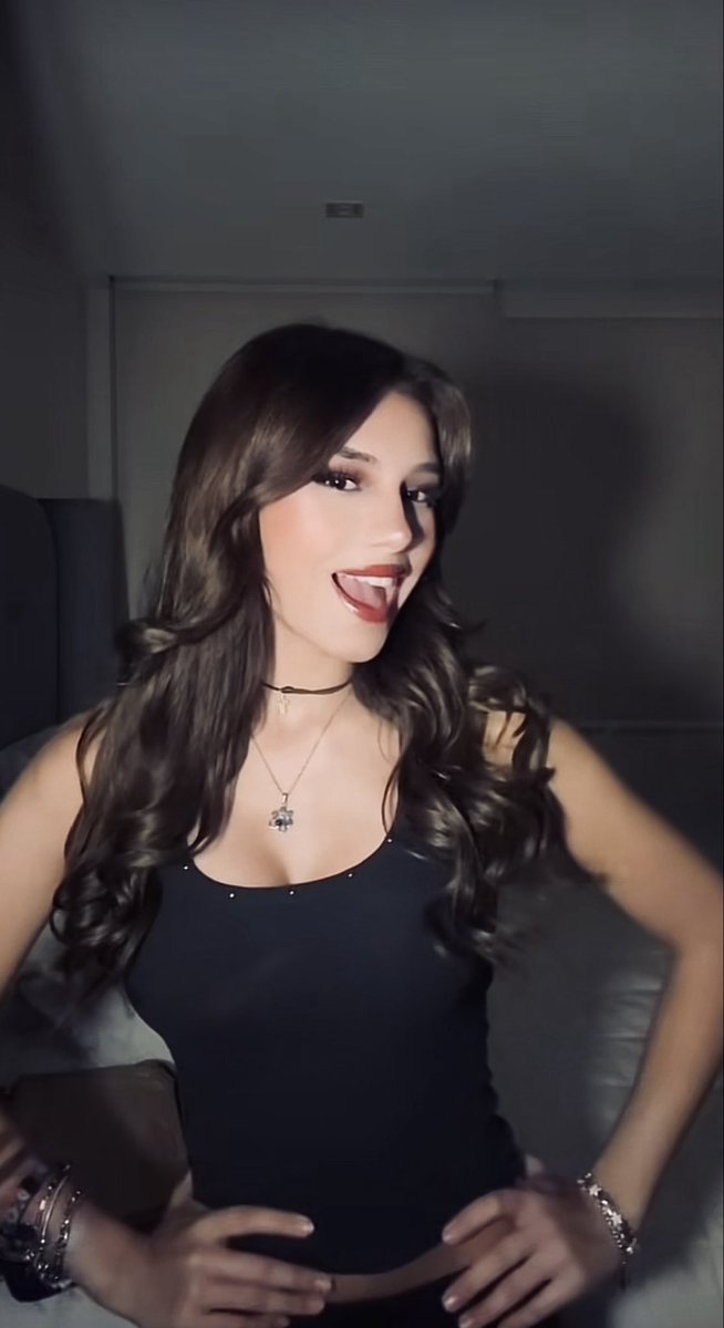 Destinadas_of's tweet image. Si quieres lucir igual que hermosa que Mar, te invitamos a comprar su nuevo kit de maquillaje, recuerden que es edición limitada, corran a comprarlo🗣️💄💋
Link de compra🔗: marlaraoficial.com/products/kit-m…