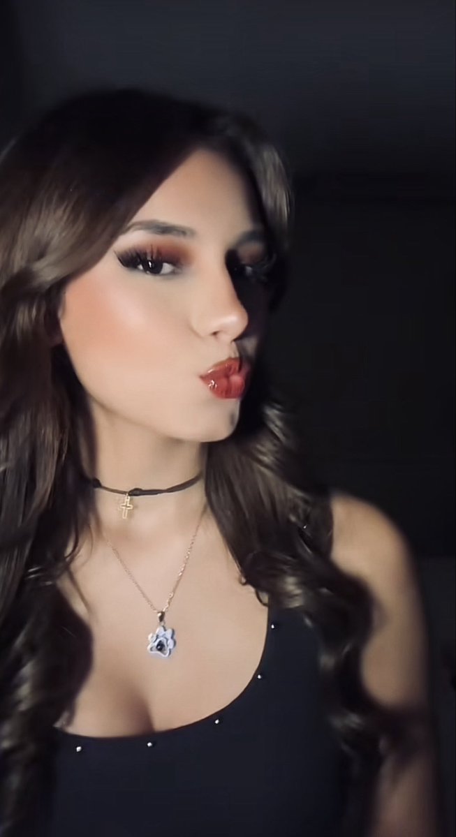 Destinadas_of's tweet image. Si quieres lucir igual que hermosa que Mar, te invitamos a comprar su nuevo kit de maquillaje, recuerden que es edición limitada, corran a comprarlo🗣️💄💋
Link de compra🔗: marlaraoficial.com/products/kit-m…