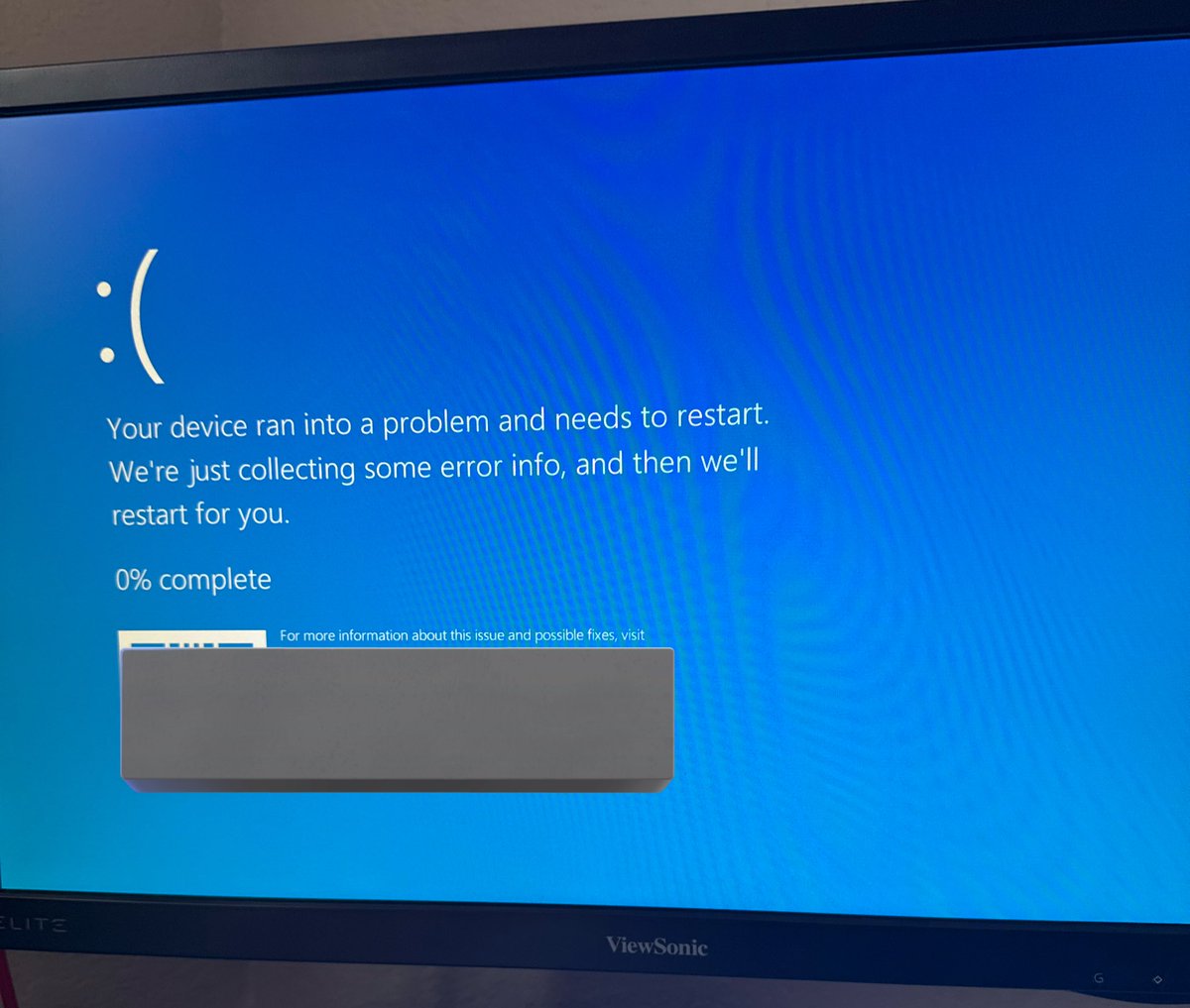 Bluepie_'s tweet image. My pc has been doing this since yesterday 😫