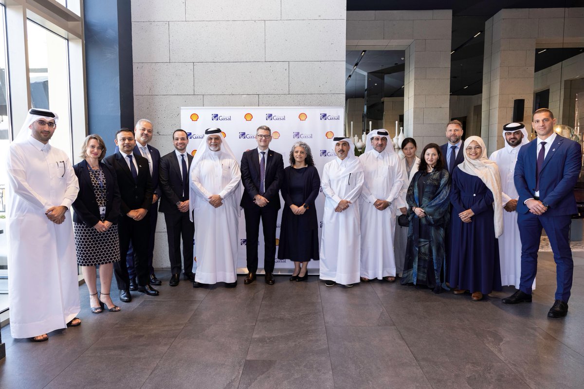 Shell_Qatar's tweet image. وقعت شركة شل قطر وشركة غزال اتفاقية جديدة للتوسع في توريد إمدادات الأكسجين لمصنع اللؤلؤة، أكبر محطة لإسالة الغاز في العالم. ويُعدّ الأكسجين عنصرًا أساسيًا في عملية تحويل الغاز إلى سوائل في مصنع اللؤلؤة، حيث يُتيح يُسهم في تحويل الغاز الطبيعي إلى منتجات طاقة عالية القيمة.
Qatar…