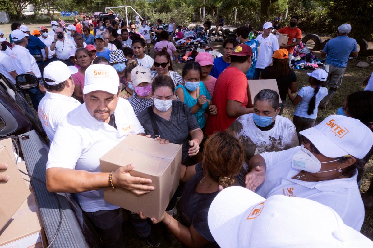 Continúa el apoyo del #SNTE a damnificados por lluvias. Van en camino a las zonas afectadas 173 toneladas más de ayuda, enviadas por <a href="/17_snte/">SNTE Sección 17</a> en #Edomex, <a href="/SNTE21/">SNTE21</a> y <a href="/Seccion50SNTE/">Sección 50 SNTE</a> en #NL. El Srio. Gral. del #SNTE, Mtro. Alfonso Cepeda exhortó a seguir donando.
#SNTEsolidario