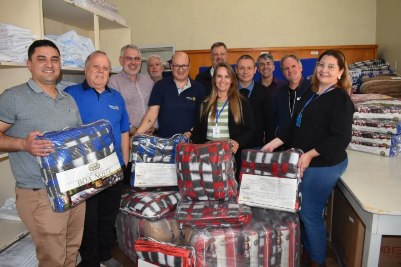 O Rotary Club de Santa Cruz do Sul-Oeste, RS, entregou 60 cobertores ao Hospital Santa Cruz. Os recursos utilizados na aquisição dos cobertores são provenientes do Baile dos Destaques, evento beneficente promovido anualmente pelo clube em parceria com o Grupo Gazeta. #Rotary
