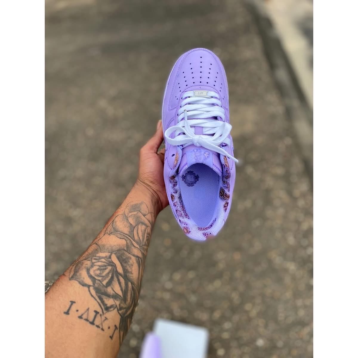 adoree_ty23's tweet photo. Much appreciated around this time. Just to say I’m just starting over a year dipping 👟 🎨 . But doing shoes for a few year. BIG SHOUTOUT TO BRO @HurrikaneWisdom for tapping in with the brand ❤️🙏🏽 YALL LINK IN BIO ( hit the DMs 📲 comment at @HurrikaneWisdom still got kicks also https://t.co/mXNT2e1Ts1