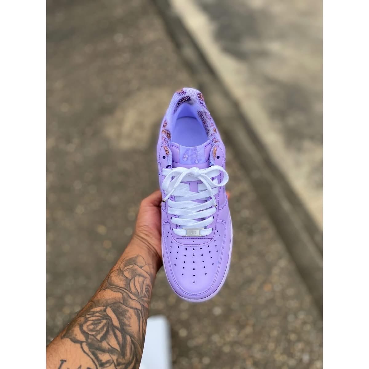 adoree_ty23's tweet photo. Much appreciated around this time. Just to say I’m just starting over a year dipping 👟 🎨 . But doing shoes for a few year. BIG SHOUTOUT TO BRO @HurrikaneWisdom for tapping in with the brand ❤️🙏🏽 YALL LINK IN BIO ( hit the DMs 📲 comment at @HurrikaneWisdom still got kicks also https://t.co/mXNT2e1Ts1