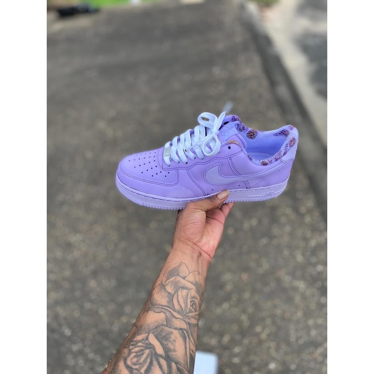 adoree_ty23's tweet photo. Much appreciated around this time. Just to say I’m just starting over a year dipping 👟 🎨 . But doing shoes for a few year. BIG SHOUTOUT TO BRO @HurrikaneWisdom for tapping in with the brand ❤️🙏🏽 YALL LINK IN BIO ( hit the DMs 📲 comment at @HurrikaneWisdom still got kicks also https://t.co/mXNT2e1Ts1