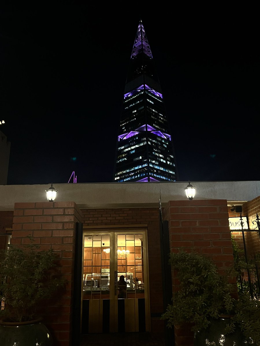 «مُسافرٌ تَهتدي كلُّ النجومِ بهِ
وحائِرٌ ضيَّعت أحلامُهُ طُرُقَه»

.Last semester syndrome