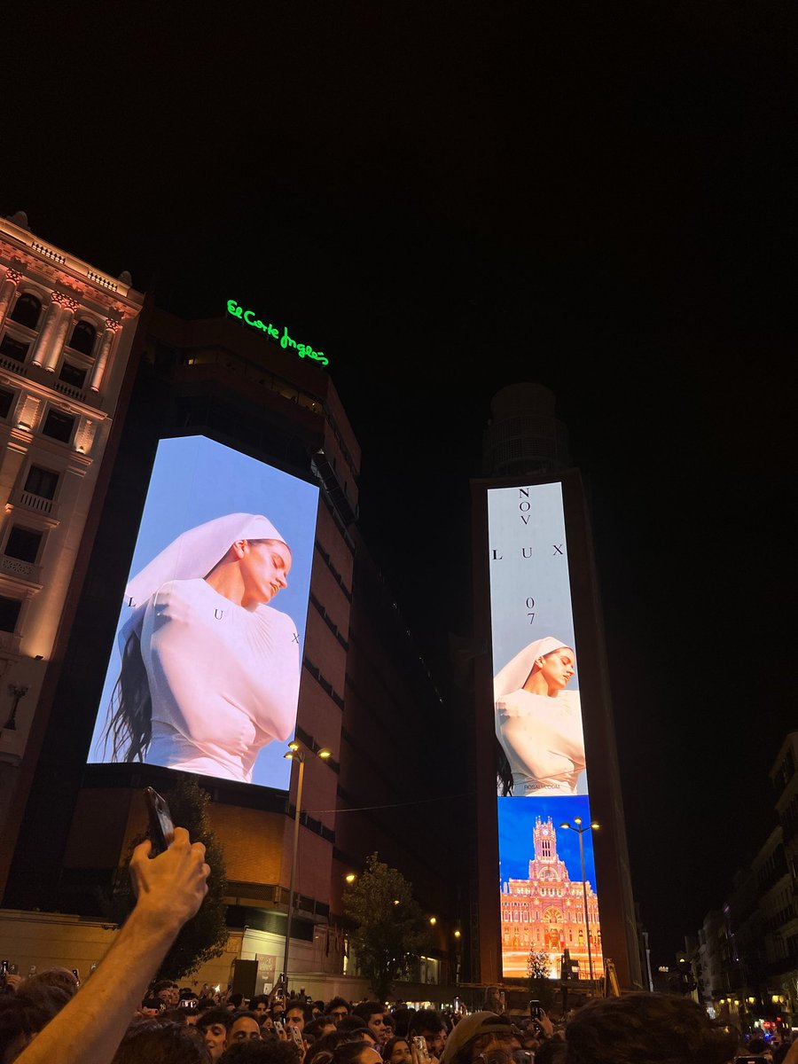 la plaza de callao se ilumina con la portada de LUX de Rosalía. 

disponible el 7 de noviembre