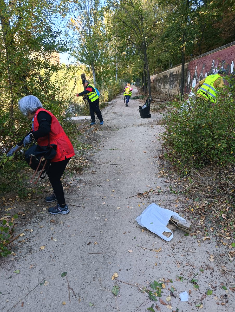 Cruz Roja en Valladolid (@cruzrojava) on Twitter photo #Medioambiente 🌍 🍂
Este fin de semana participamos en la segunda jornada medioambiental organizada por #AmaElPisuerga en la que se realizó una nueva retirada de residuos y limpieza vegetal 🪣🧤 por Tenerías.
Si te interesa📧 voluntariadovalladolid@cruzroja.es
📷 Ama El Pisuerga #Medioambiente 🌍 🍂
Este fin de semana participamos en la segunda jornada medioambiental organizada por #AmaElPisuerga en la que se realizó una nueva retirada de residuos y limpieza vegetal 🪣🧤 por Tenerías.
Si te interesa📧 voluntariadovalladolid@cruzroja.es
📷 Ama El Pisuerga