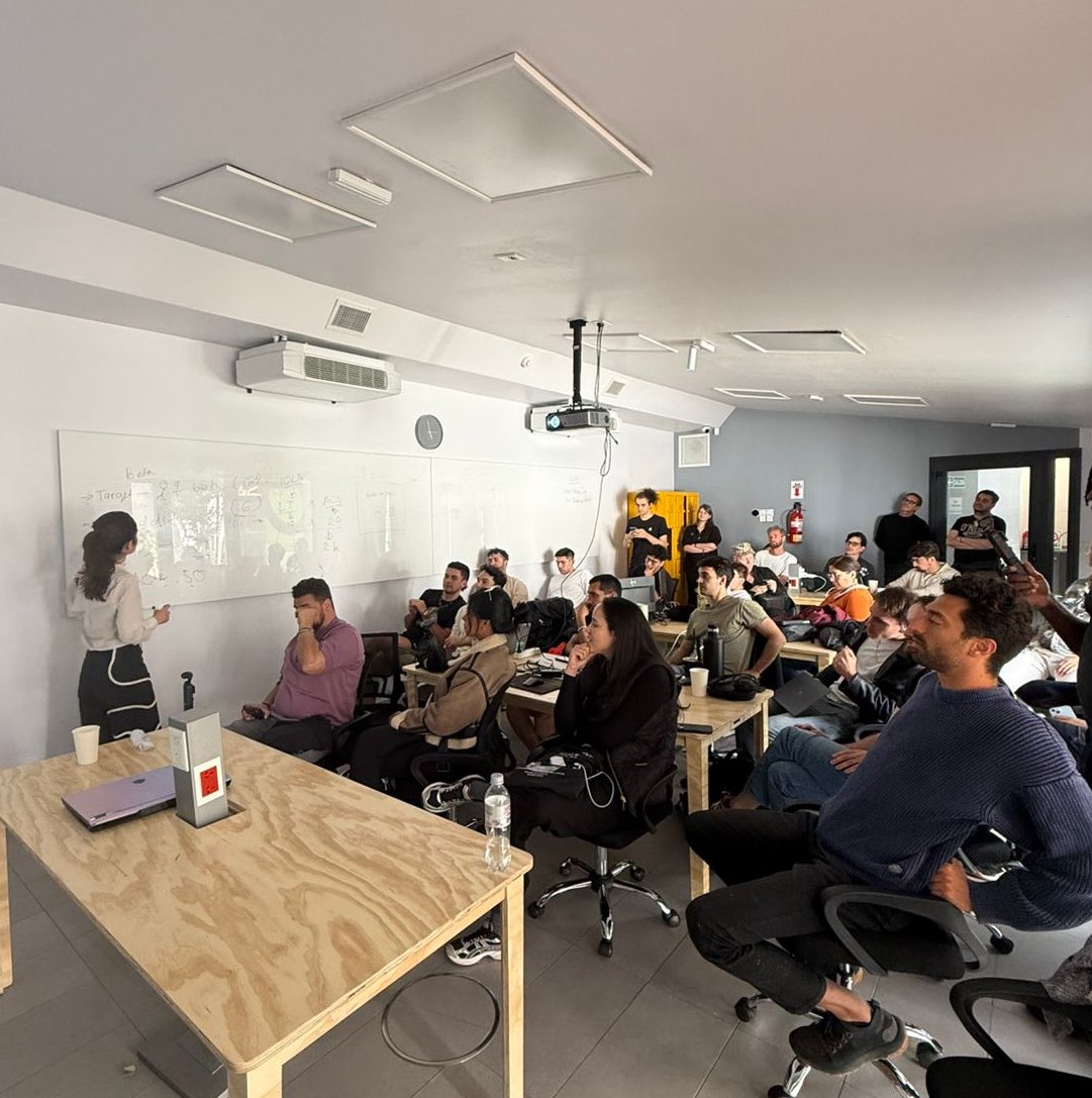 SantiagoDevRel's tweet image. Full house for the first @LiskHQ residency workshop by @LauraM10g in @JoinEdgeCity 🚀
As a CEO, your 3 jobs are:
1️⃣ Define the vision and lead your customers & team towards it
2️⃣ Hire the best people
3️⃣ Talk to your customers, and iterate based on feedback
Its no longer about…