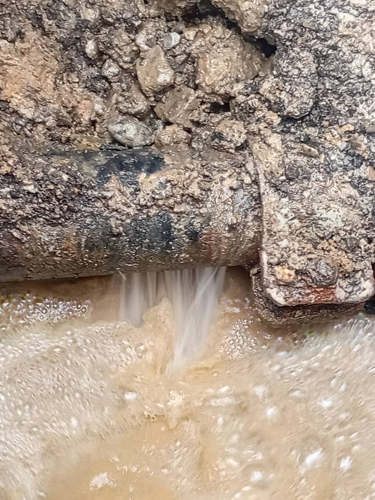 El equipo de #AguasBlancas💧se encuentra realizando labores de:

💧Reparación de avería en tubería de agua potable:
📍Urb. #LaTrinidad