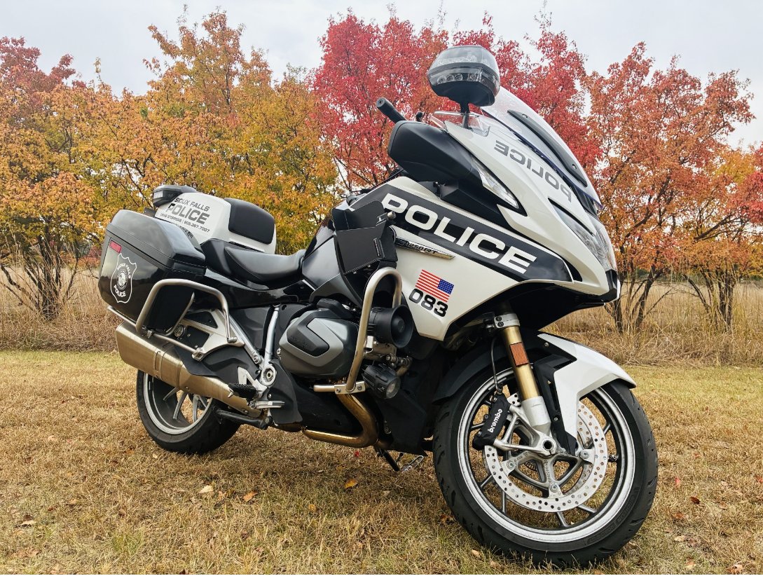 siouxfallspd's tweet image. The leaves are changing and temperatures are starting to dip, but our motorcycle officers are still out and about keeping the roadways and recreational trail safe during these Fall months. /802