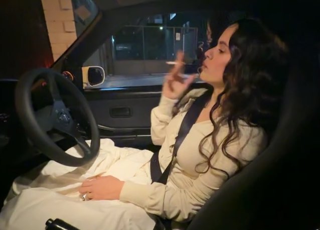 putoelmo_'s tweet photo. resumen del directo de Rosalía: se tiñe, se fuma un piti enorme y le cortan el live de tiktok, conduce un coche enorme x madrid mientras se fuma otro piti, se le olvida el carnet, aparca en doble fila, huye de los fans pq va sin escolta... PERfectA https://t.co/8OpBX2IkpP