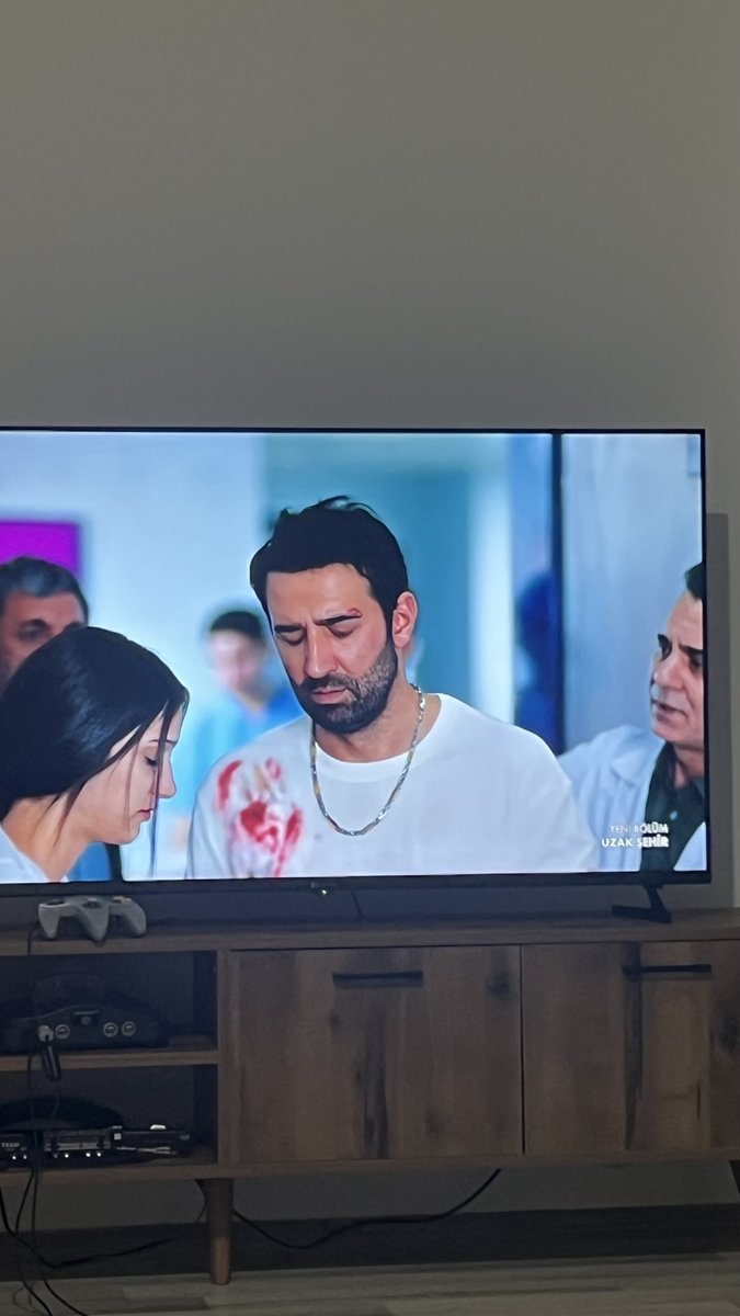 GamzeBozkayadan's tweet photo. Dünya dizi ve film tarihinde görülmemiş olay ameliyata giden hasta ayağa kalktı yürüdü aşkının derdine düştü geri sedyeye  yatıp ameliyata gitti 🤣🤣 o sırada sevdiği hadi git ameliyatını ol gel dedi🤣🤣 #UzakŞehir https://t.co/Vl46Mdyzee