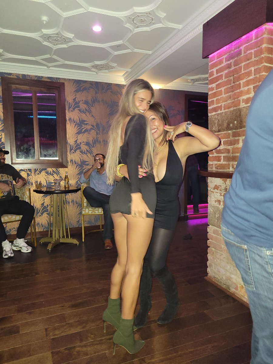 Sourine3's tweet image. I didn't realize I have a super smooth back! Haha. This girl can't stop touching my back. She asked if I put something on my back.  I told her no.  And yesterday I shook hands w some lady I met she was like "omg you have the smoothest hands"  ##abouttheweekend #alwaysstylish