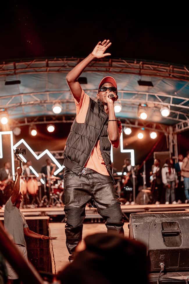jeericknews's tweet photo. @BE6TIN, thank you for using your platform to promote young talent

Introducing Wahemba, a talented young musician from Kasese, at the Kyakere Carnival was a wonderful gesture that showcases the region's rich creative potential. 

#KyakereCarnival https://t.co/AIJAAf0uSA
