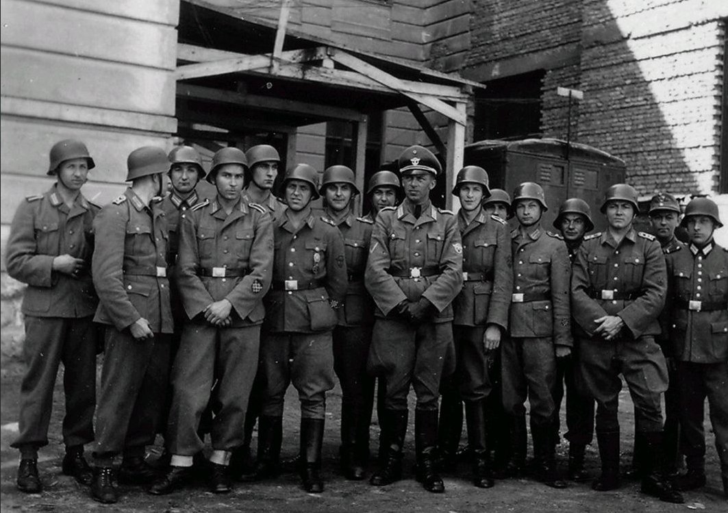 Reclutas de la policía croata y su entrenador alemán