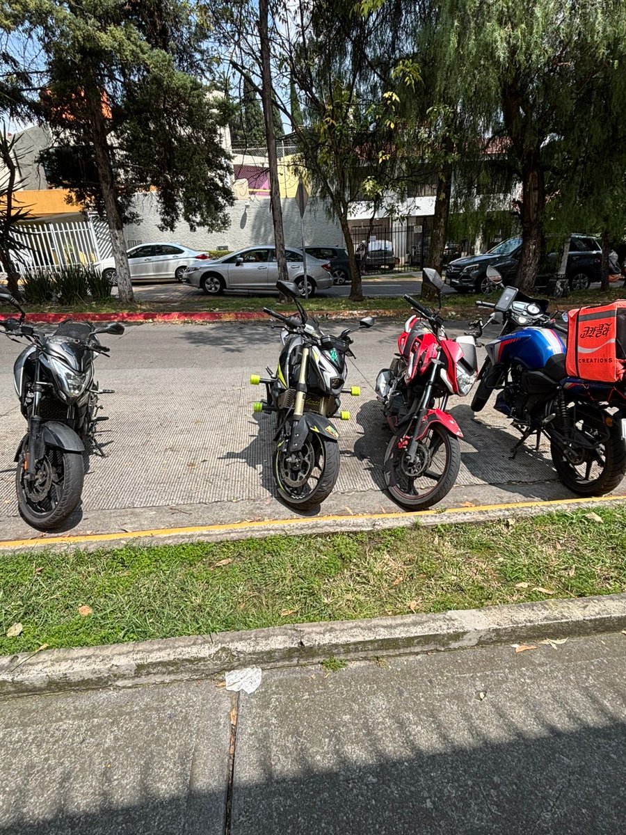 rebe_chavez's tweet photo. @HuixquiGob @Huitzquillocan las motos se siguen estacionando afuera de nuestras casas en Interlomas y si tenemos visitas o tenemos que dejar el coche afuera por un motivo con ellos no podemos y no nos sentimos seguros. Porfa ayúdenos a que no se estacionen ahí. https://t.co/e8agvxXS9d