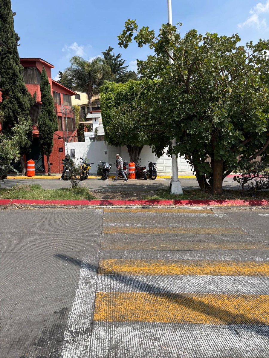 rebe_chavez's tweet photo. @HuixquiGob @Huitzquillocan las motos se siguen estacionando afuera de nuestras casas en Interlomas y si tenemos visitas o tenemos que dejar el coche afuera por un motivo con ellos no podemos y no nos sentimos seguros. Porfa ayúdenos a que no se estacionen ahí. https://t.co/e8agvxXS9d