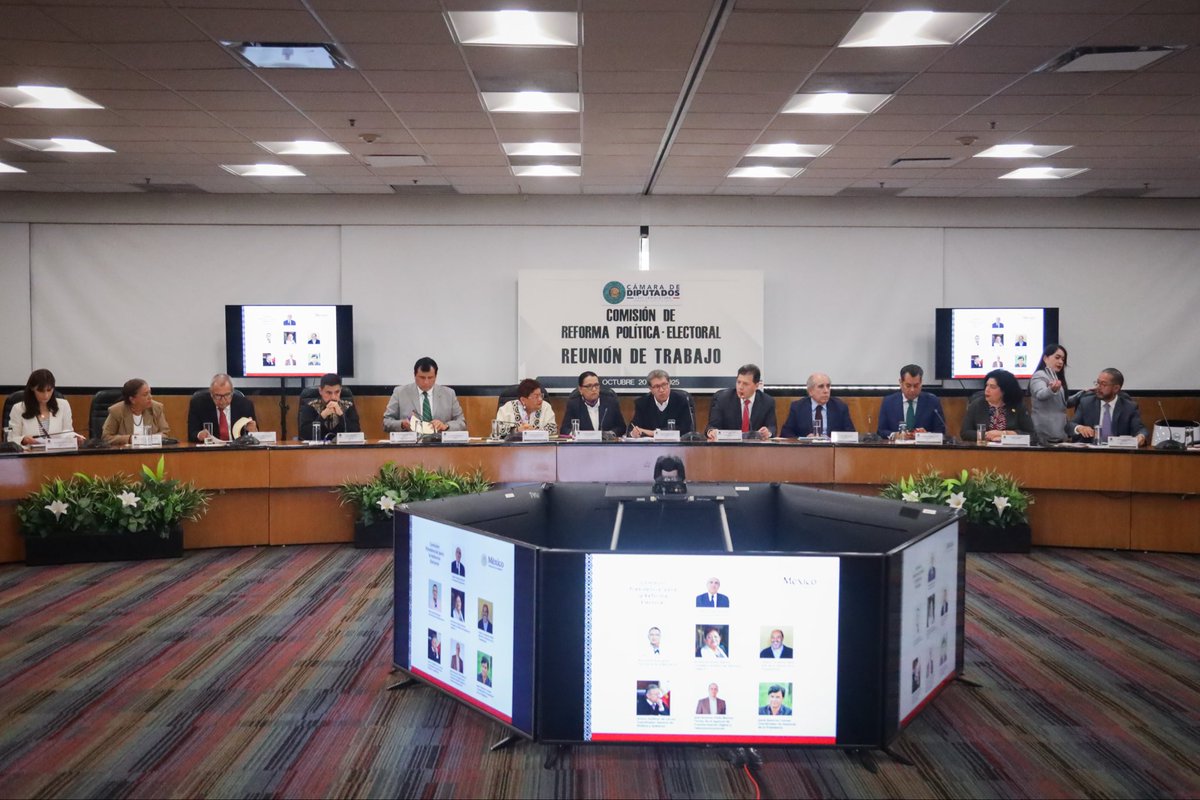 rosaicela_'s tweet photo. Agradecemos a la @Mx_Diputados y al presidente de la #Jucopo, @RicardoMonrealA, el diálogo democrático entre integrantes de su Comisión de Reforma Político-Electoral y la Comisión Presidencial para la #ReformaElectoral con el fin de intercambiar puntos de vista acerca de este importante tema. 🇲🇽 @Claudiashein @vhlobo