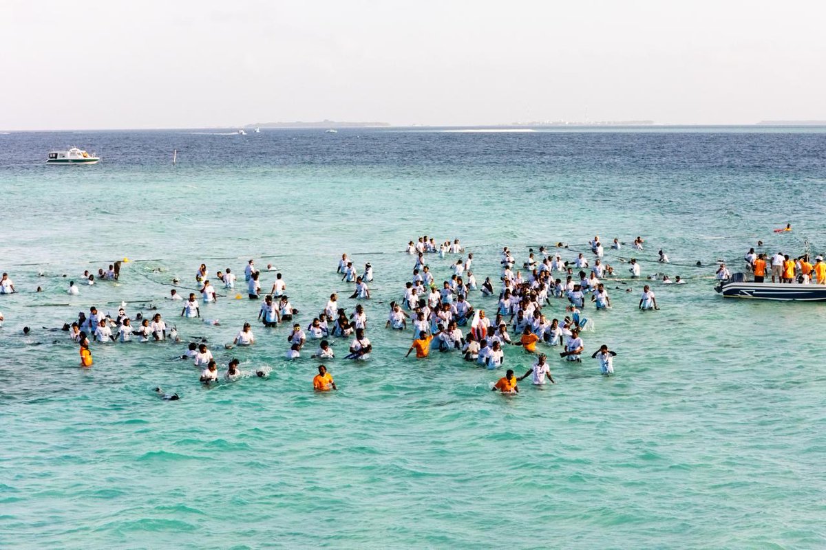 MohamedNasheed's tweet photo. Great to see people across Baa atoll try for a world record for people snorkeling simultaneously in multiple locations. Congratulations to the atoll council @BaaAtollCouncil for helping organise this smart initiative!
@afrahBraees https://t.co/ZK8XXX2FQz